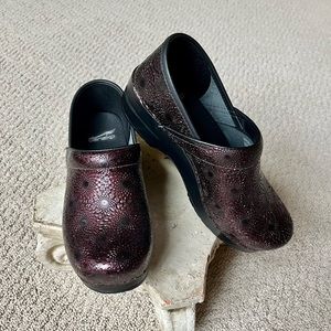 New Dansko Professional Clogs 38/7.5-8 Maroon Metallic Engraved Leather Italy